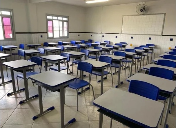 Secretaria de Educação de Natal vai descontar salário de professores que participaram de greve