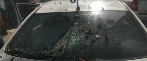 Galho de árvore cai e quebra parabrisa traseiro de carro em bairro na Zona Leste de Natal