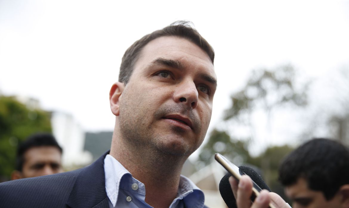 Flávio Bolsonaro ataca TSE e diz que Corte ‘não se preocupa com democracia’