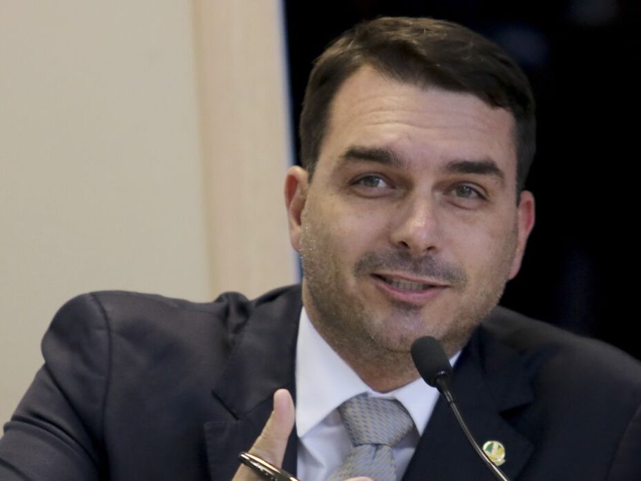 Flávio Bolsonaro afirma que gastos do cartão corporativo do presidente servem para ‘garantir sua segurança’