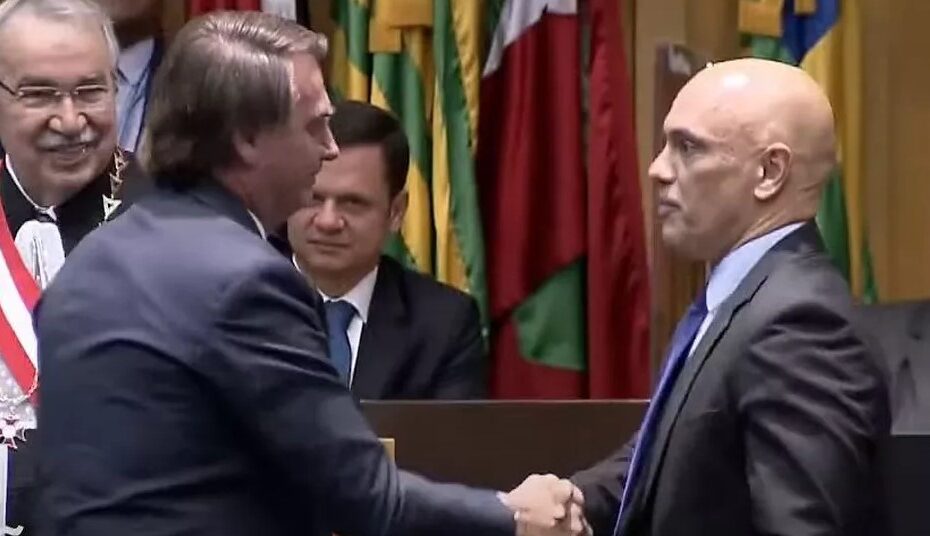 VÍDEO: Após notícia-crime, Bolsonaro e Moraes se cumprimentam em cerimônia no TST