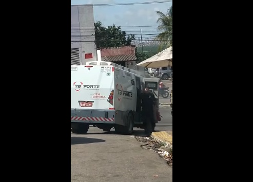 VÍDEO: Carro-forte pega fogo no meio da rua e seguranças evacuam às pressas em Natal