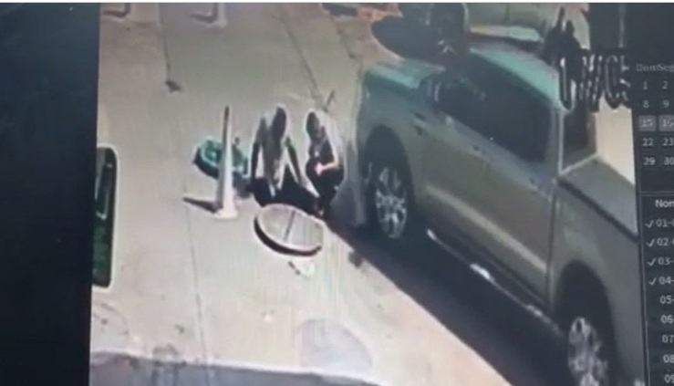VÍDEO: Motorista de caminhonete não vê e atropela funcionários de posto de combustíveis