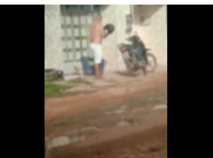 [VÍDEO] Mulher é agredida por companheiro com capacete, até cair no chão, em Mossoró