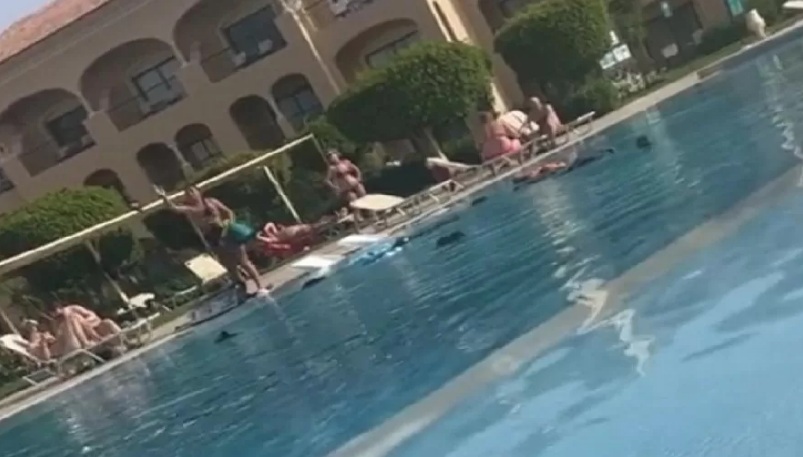 VÍDEO: Mulher descobre traição e joga mala do namorado na piscina de hotel