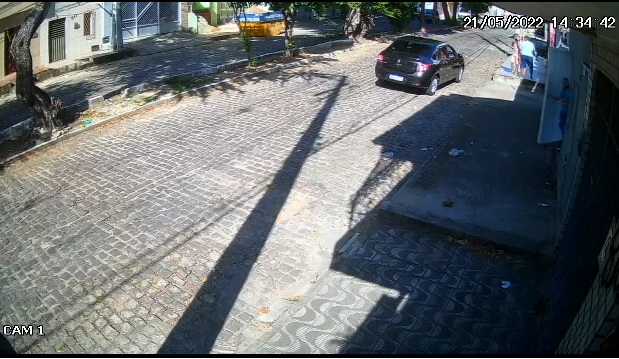 VIDEO: Motorista para veículo para perguntar endereço e tem carro roubado em Natal