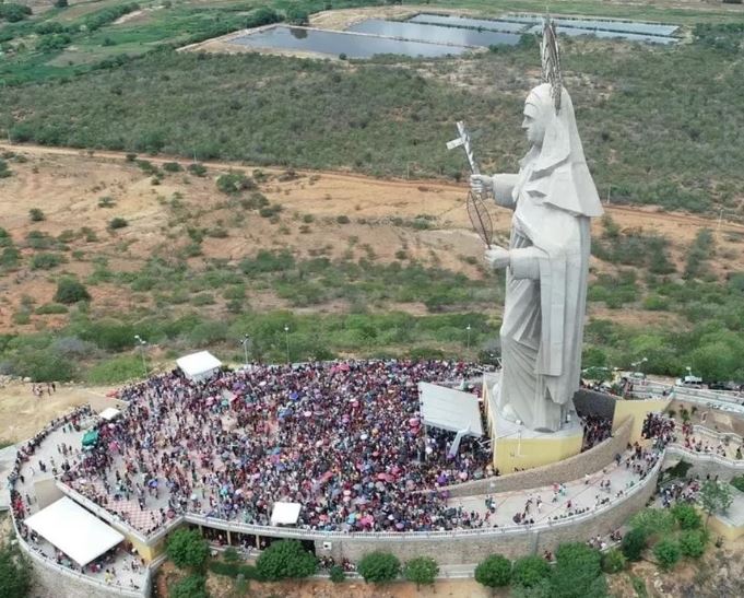 Milhares de fiéis lotam Santuário de Santa Rita de Cássia no RN