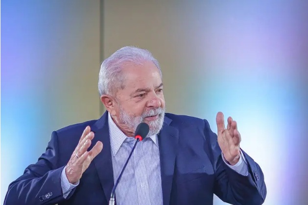 Lula diz que Bolsonaro tem 'rabo preso' para mudar política de preços da Petrobras