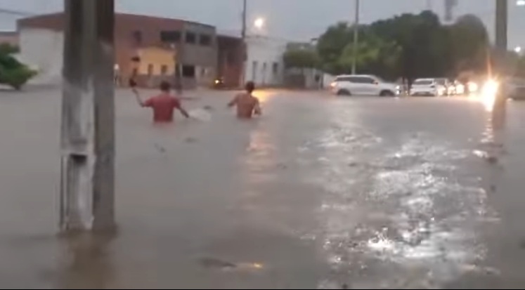 VÍDEO: Forte chuva inunda rua em município do RN