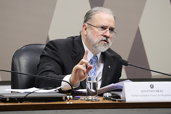 VÍDEO: Aras discute com subprocurador-geral em sessão do conselho do MP
