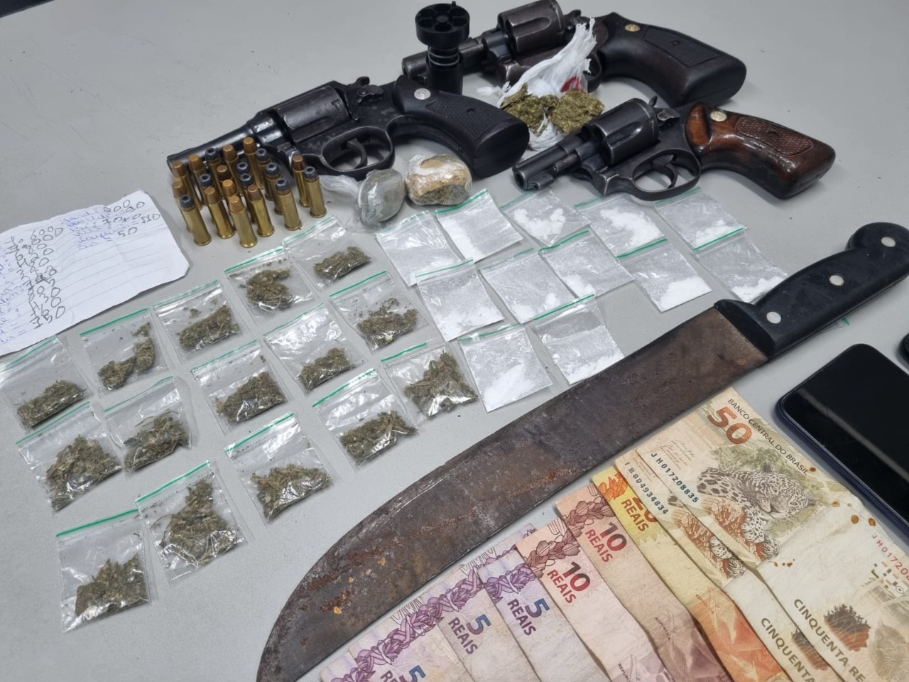 Operação policial prende 10 suspeitos e apreende adolescente por tráfico de drogas no RN