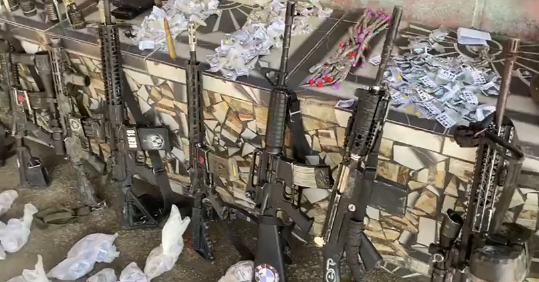 Imagens exclusivas mostram armamento de “guerra” dos criminosos e helicóptero sendo recebido “à bala” durante ação do RJ