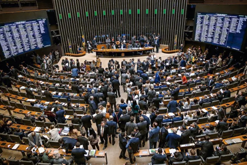 Câmara aprova projeto que limita ICMS sobre combustível e energia em vitória de Bolsonaro