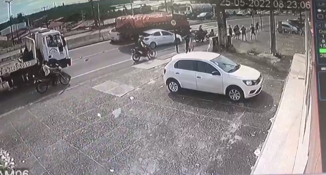 VÍDEO: Caminhão atinge moto parada em semáforo e mata estudante em Natal