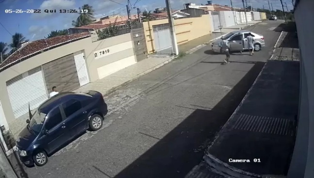 VÍDEO: Casal de idosos é vítima de arrastão e tem carro roubado em Natal