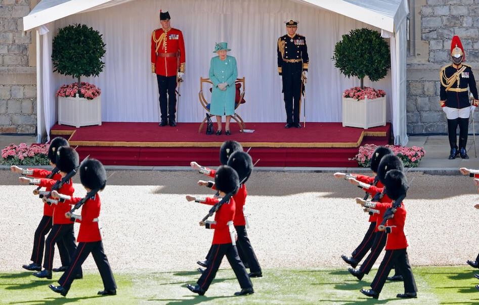 Guardas da rainha Elizabeth são presos por tráfico de cocaína