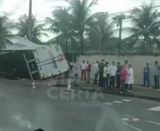 VÍDEO: Carreta tomba no embaixo do viaduto do entroncamento da rodovia BR-101 com a BR-304