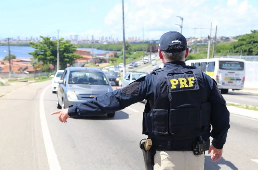 Motorista sem habilitação e embriagado causa acidente em Natal e é preso pela PRF