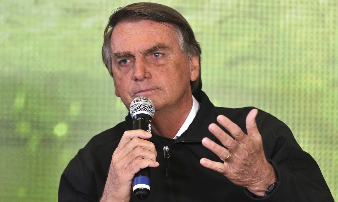 Bolsonaro diz que concedeu graça a Silveira para “dar exemplo ao STF”