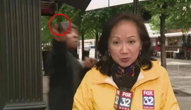 VÍDEO: Homem aponta arma de fogo para equipe de TV durante transmissão ao vivo