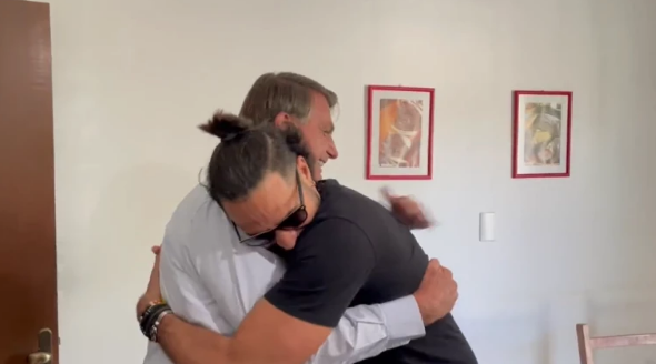 VÍDEO: Bolsonaro encontra Latino que dá abraço caloroso no presidente