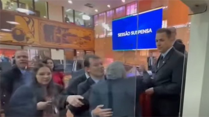 VÍDEO: Prefeito do MDB chama deputado de “corno”, parte pra cima e, depois, sofre infarto
