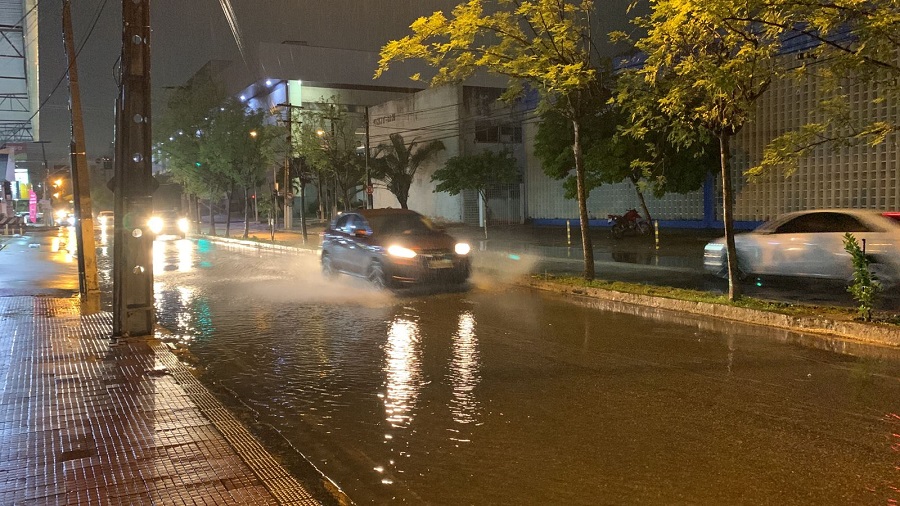 Chuva alaga avenidas e Defesa Civil é acionada após abertura de cratera em Natal