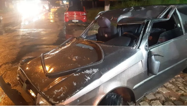Motorista perde controle do carro, bate em outros veículos e capota em Natal