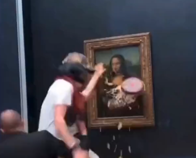 VÍDEO: Veja o momento em que homem disfarçado atira torta em quadro da Mona Lisa