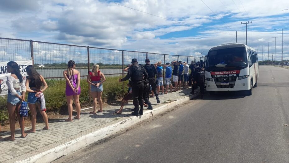 VÍDEO: PM interrompe "baderna" e apreende loló, cocaína e maconha com menores em ônibus no RN