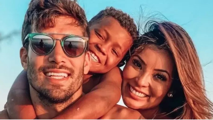 Filho adotivo de Carol Nakamura decide voltar a morar com a mãe biológica