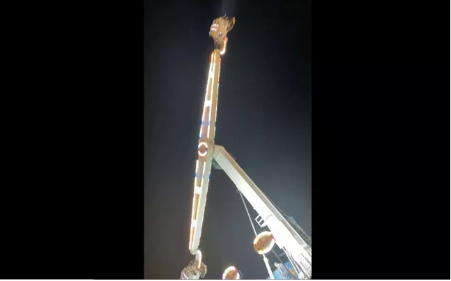 VÍDEO: Brinquedo trava e deixa pessoas presas de cabeça para baixo em parque de diversões