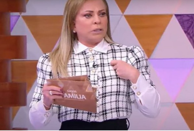 Apresentadora do 'Casos de Família' descobre farsa durante programa e expulsa convidados