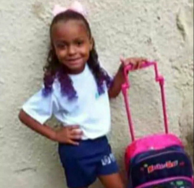 Menina de 4 anos é baleada na cabeça enquanto comprava pipoca com a mãe
