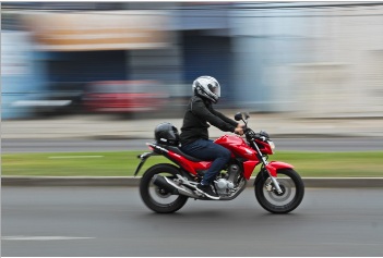 Motociclista morre ao perder controle de moto e ir parar embaixo de ônibus em Natal