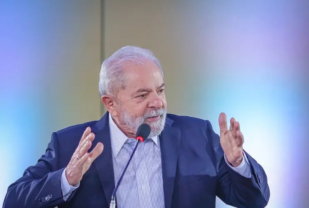 Lula chama Bolsonaro de "praga de gafanhotos"