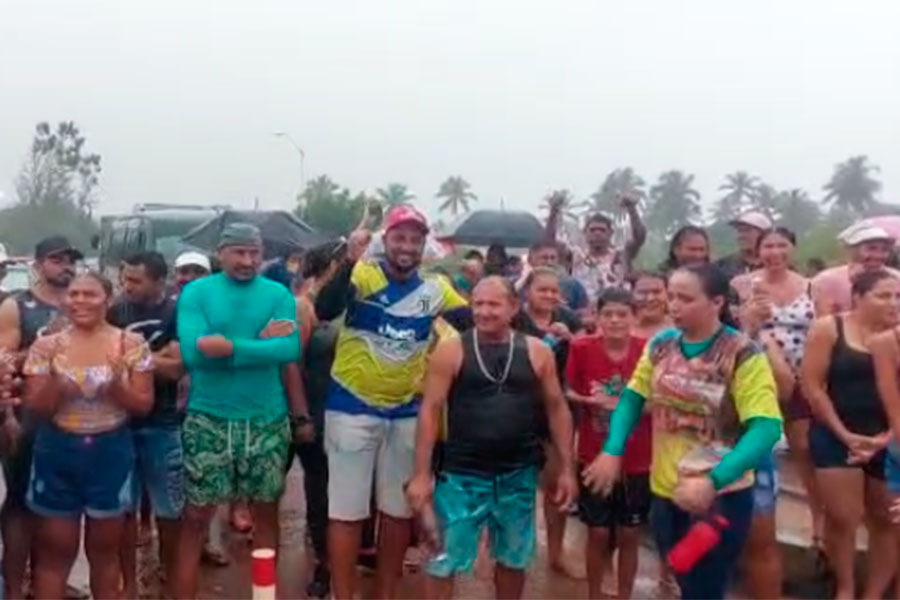 Comerciantes fecham estrada de acesso a São Miguel do Gostoso em protesto contra retirada de barracas