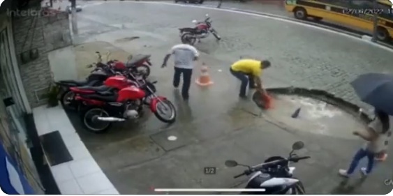 VÍDEO: Mulher é ‘engolida’ por buraco enquanto caminhava na rua