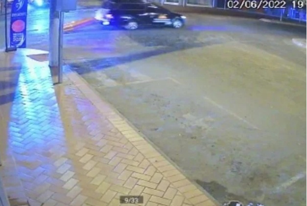 VÍDEO: Caixão cai do carro de funerária e fica no meio da rua