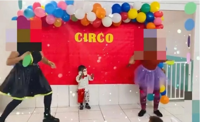 Mãe denuncia caso de racismo contra filho de 3 anos fantasiado de macaco em escola