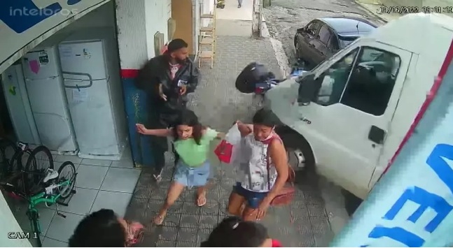 VÍDEO: Van desgovernada invade calçada e quase atropela 3 pessoas no RN