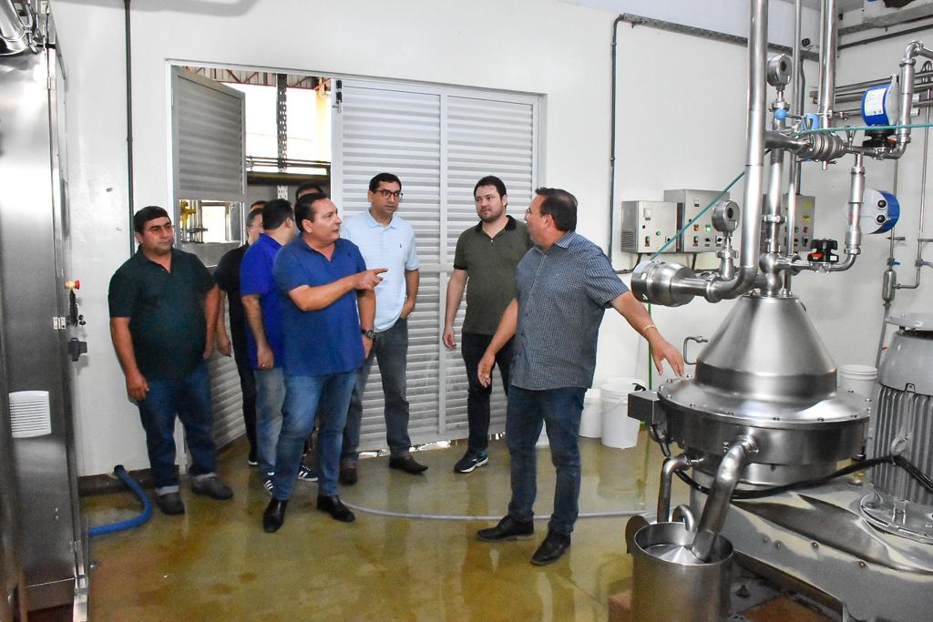 Ezequiel visita maior laticínio do Seridó e se reúne com prefeito e vereadores de Jucurutu
