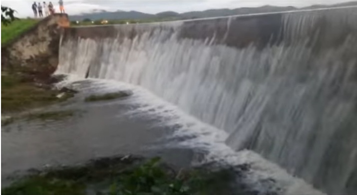 VÍDEO: Após 12 anos, chuvas fazem barragem sangrar no RN