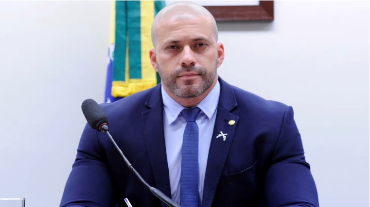 Mulher de Daniel Silveira diz que Moraes bloqueou sua conta bancária