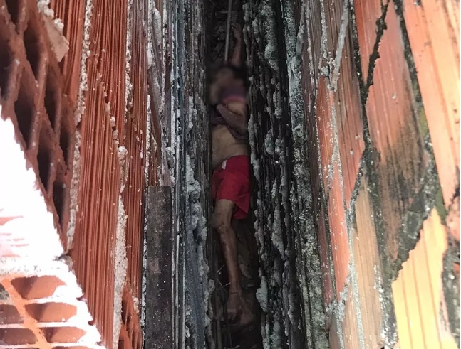 Idoso cai de telhado e é resgatado após passar horas entre muro de duas casas