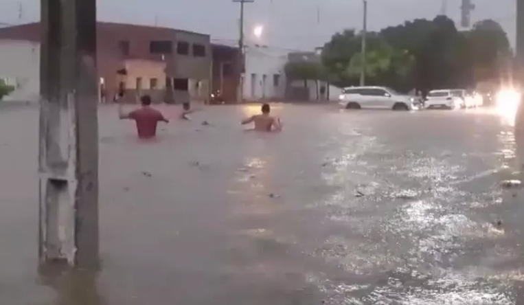 Chuvas no Nordeste podem provocar novos deslizamentos e atrapalhar resgastes, diz meteorologista