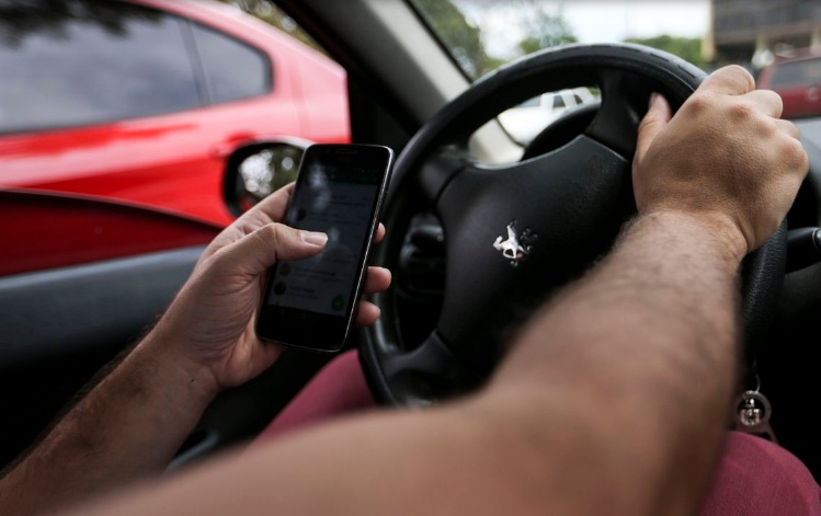 VÍDEO: Ladrão quebra vidro de carro no engarrafamento para roubar celular; ASSISTA