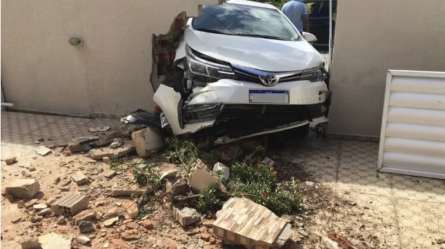 Motorista perde controle de carro invade casa em Natal
