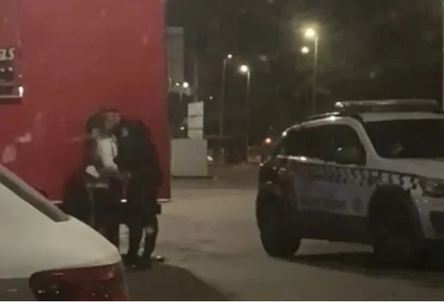 VÍDEO: PM fardado larga patrulha para trocar beijos com mulher