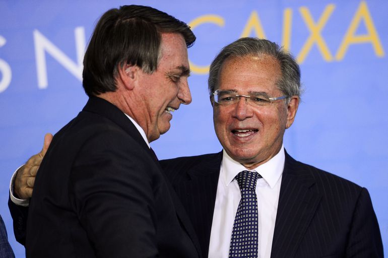 Bolsonaro cita pressão por troca de Guedes, mas diz que ele fica em eventual 2º mandato
